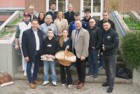 Flankiert von Bürgermeister Markus Braun (l.) und Landrat Bernd Obst (r.): Die Achtklässler Denis und Ana servierten den Berufsschullehrkräften und prominenten Gästen der Fokustage leckere Bratwürste und knusprige Brötchen aus eigener Herstellung.